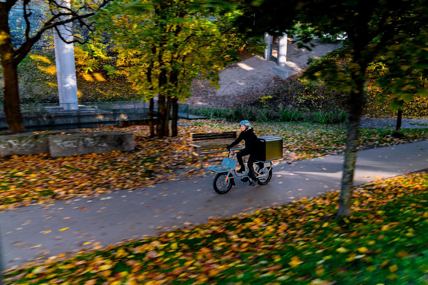 Unlike other members of Cake's :work family of business e-bikes, the Åik can take advantage of the city's network of bike paths.