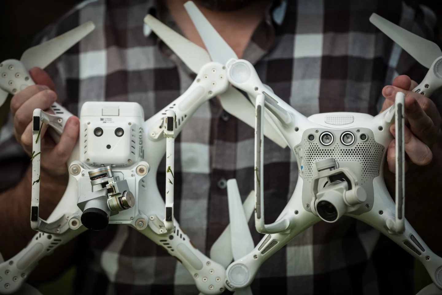 Left: Phantom 3. Right: Phantom 4. Note the larger Vision Positioning System at the top of the body. The P4 has larger ultrasound units and twin downward facing cameras