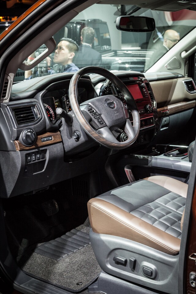 Inside said cabin, the shifter lever has been moved to the column to free up cabin "workspace" (Photo: Loz Blain/Gizmag.com)