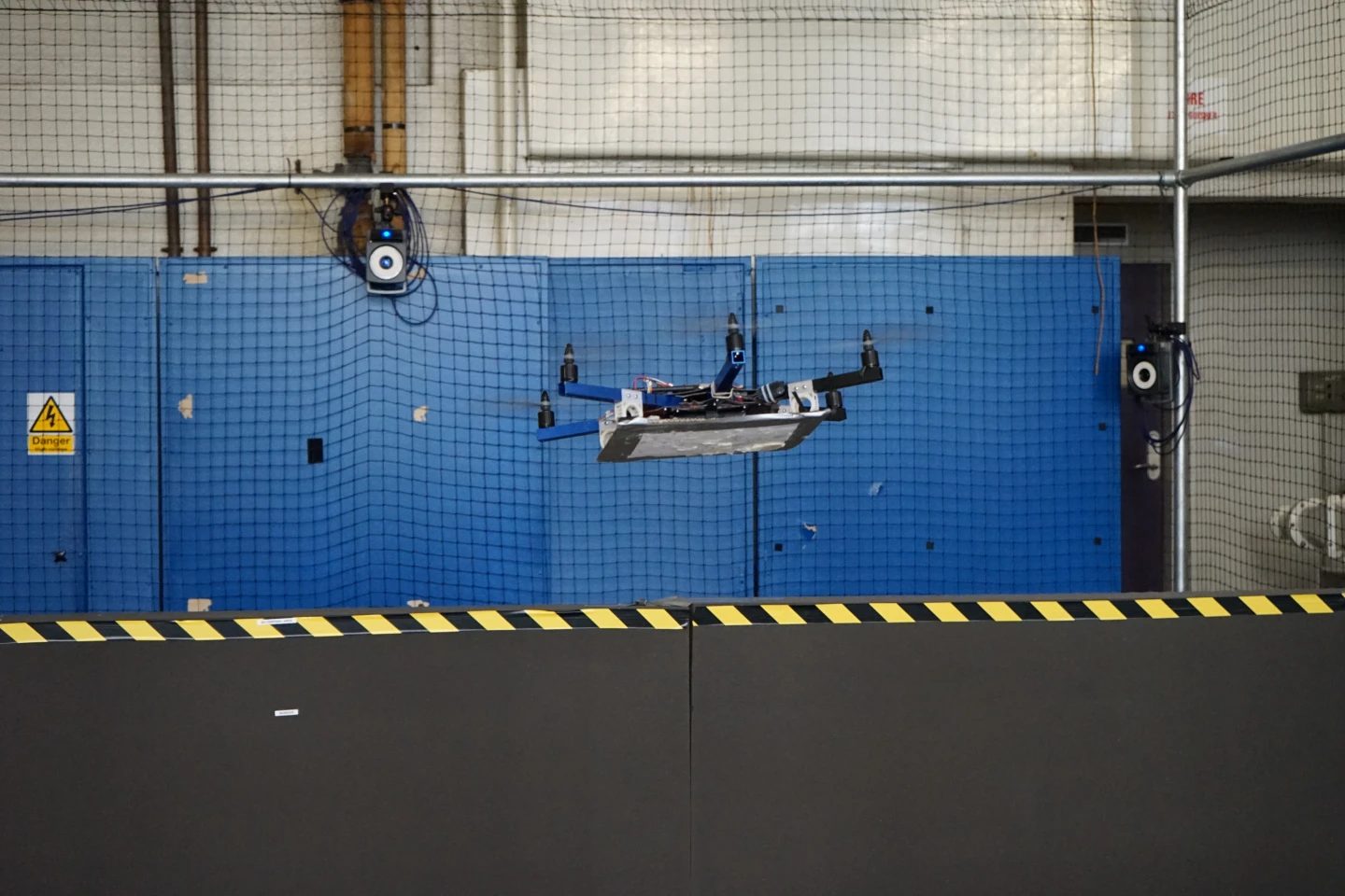 The hexacopter robot moves in ... (Photo: Aerial Robotics Lab)