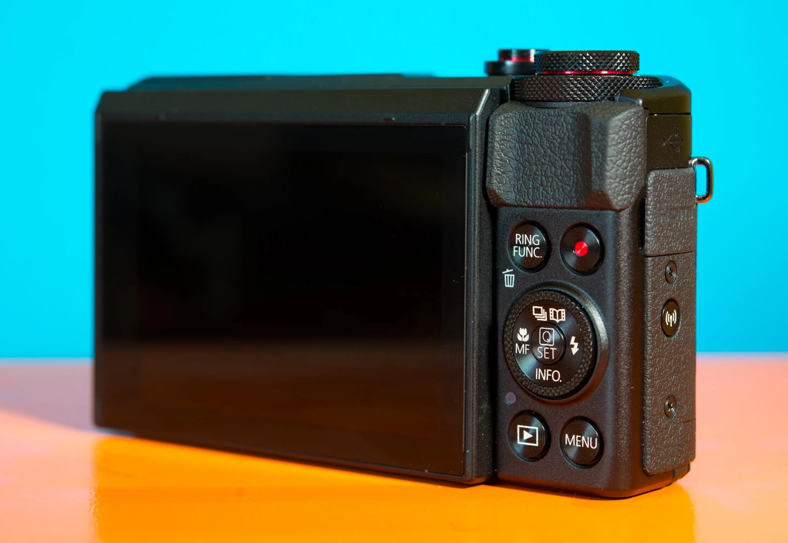 The Canon Powershot G7X Mark II is surprisingly small for such a powerful camera