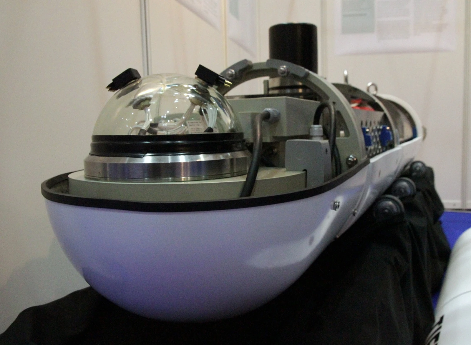 The prototype of the next-generation AUV (Photo: Fraunhofer)