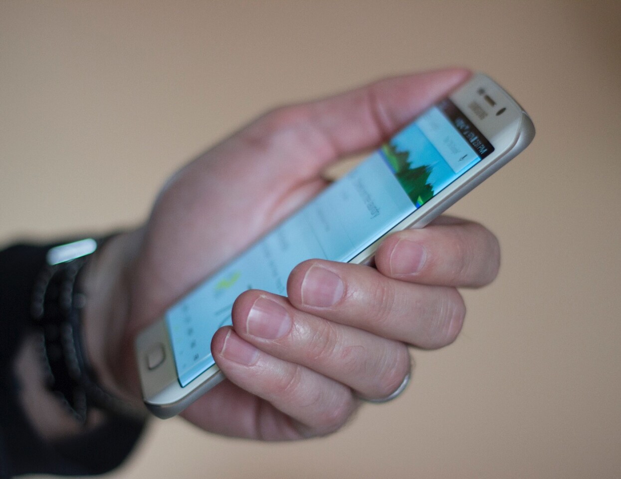 The curved Galaxy S6 edge in hand