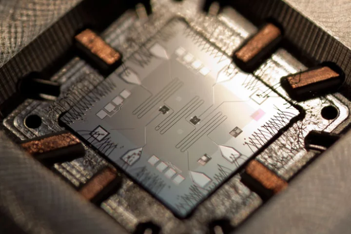 The UCSB von Neumann quantum computer. The small black squares are the superconducting qubits, and the meandering lines are the memory resonators. (Photo: Erik Lucero)