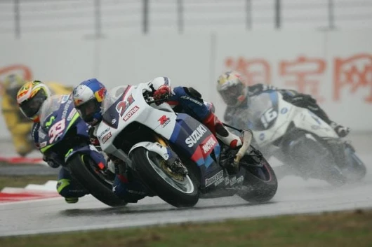 John Hopkins leads sete Gibernau in the early race with Van Der Goorbergh showing his Dutch heritage by riding well in the rain.