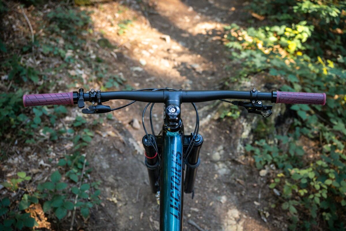 Adjustable mountain bike bar lets you change width back and forth
