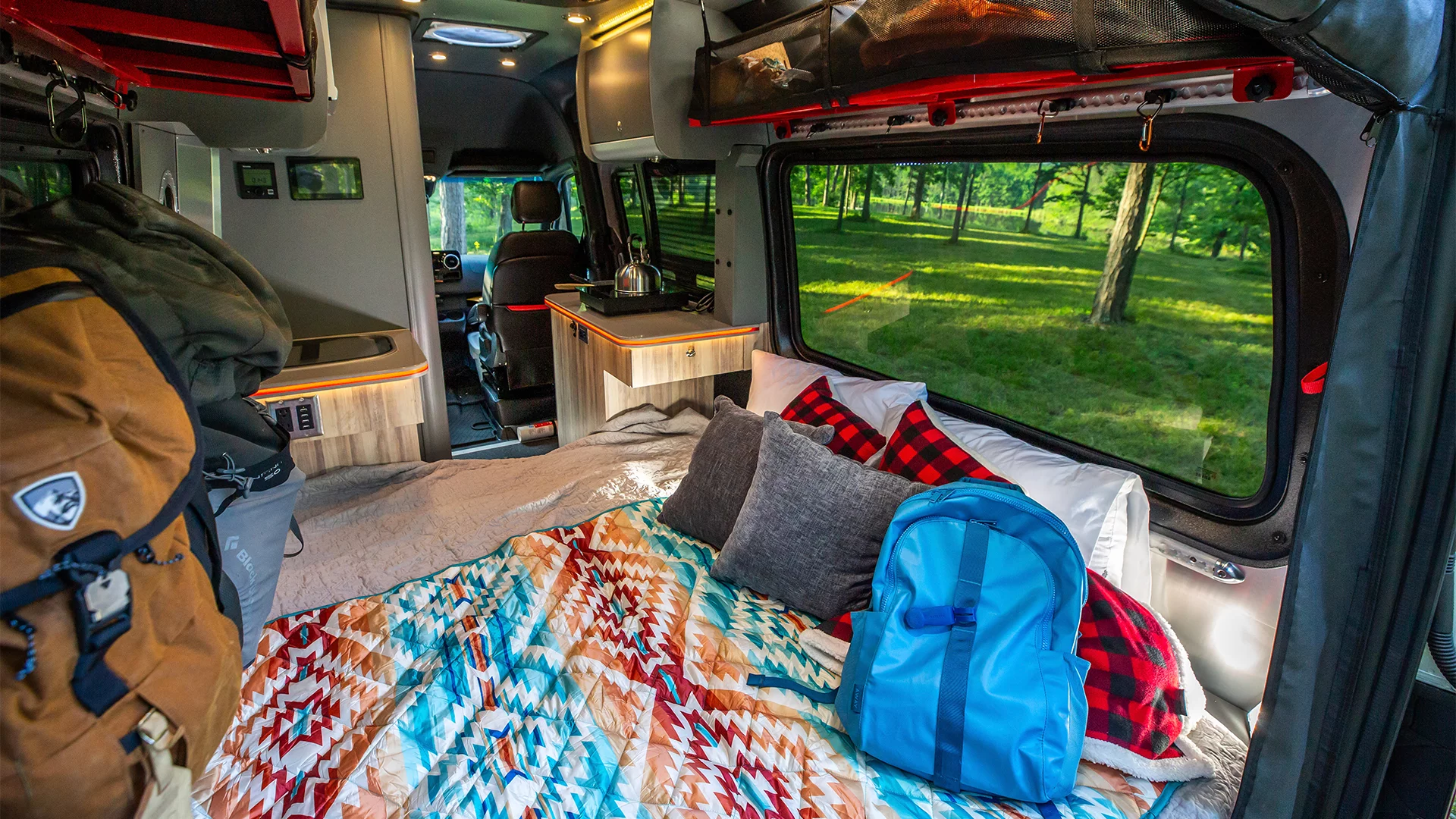 The Interstate 19X features a versatile rear garage/dinette/transverse bed