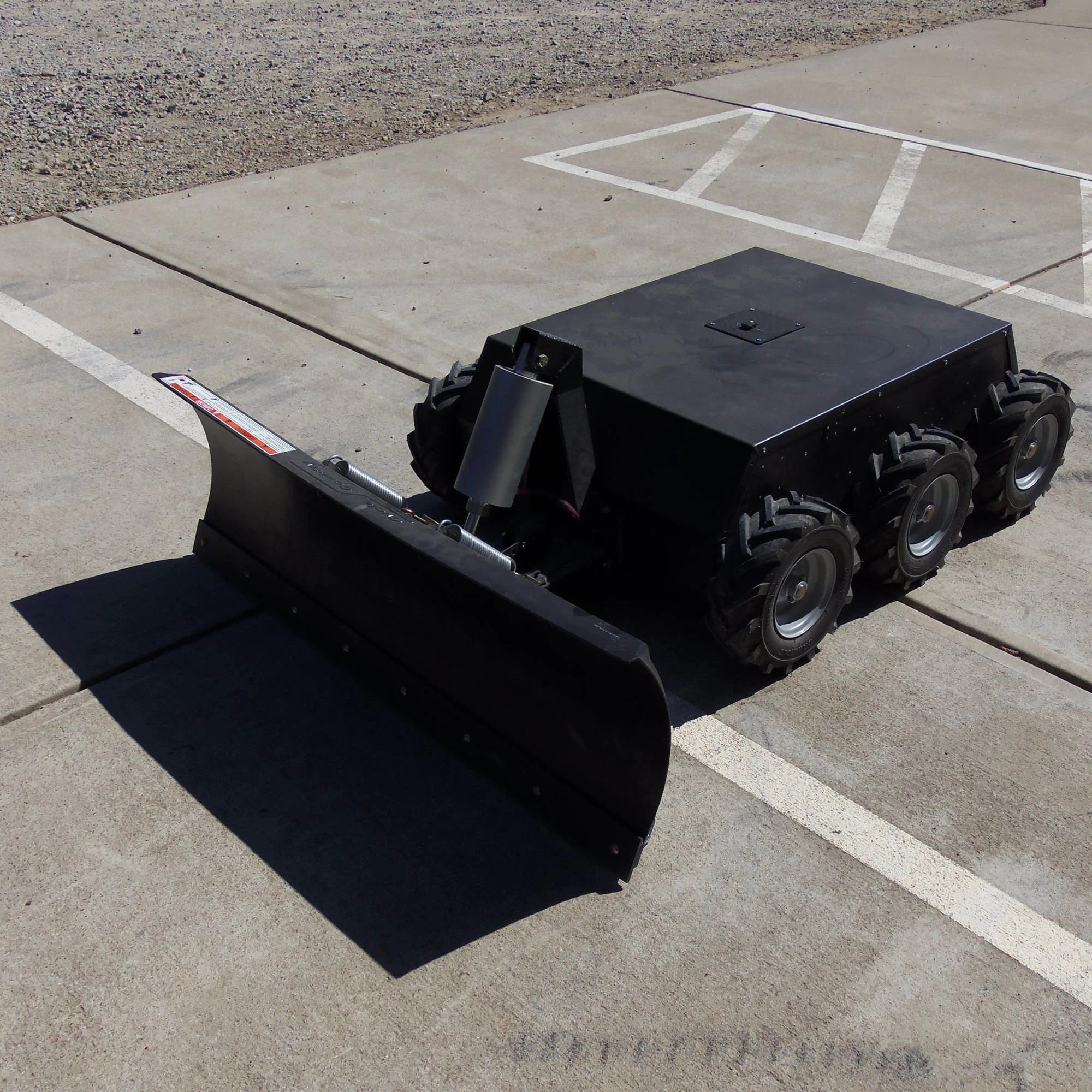 The SuperDroid snow plow has an on-board compresser