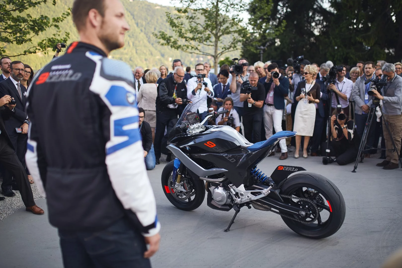 The BMW Motorrad Concept 9cento during the initial roll-out presentation at this year’s Concorso d’Eleganza Villa d’Este. That's the specially made sporting jacket being worn with the bike, complete with shoulder pads created by 3D printing.