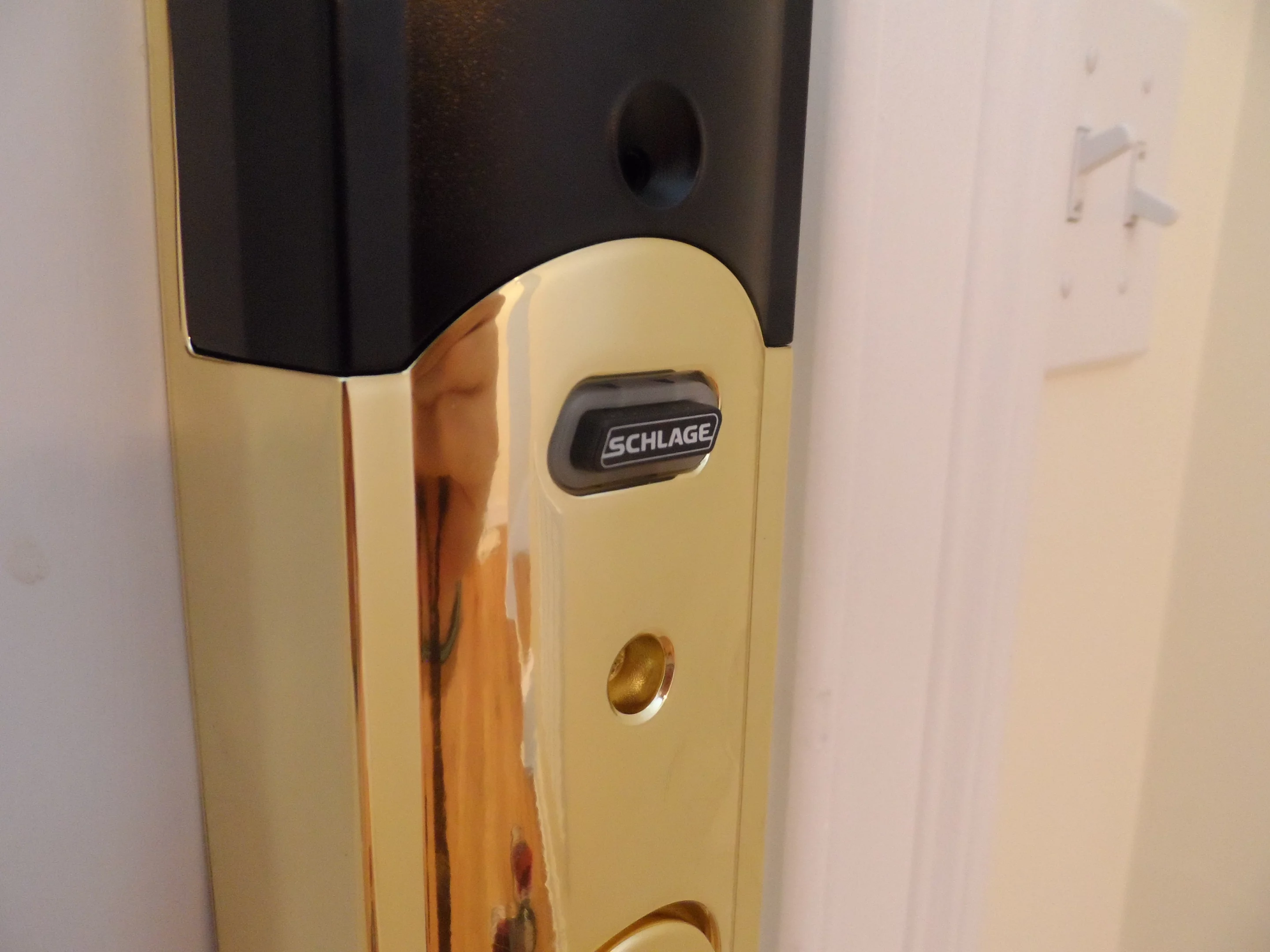 A view of the alarm button on the inside portion of the lock