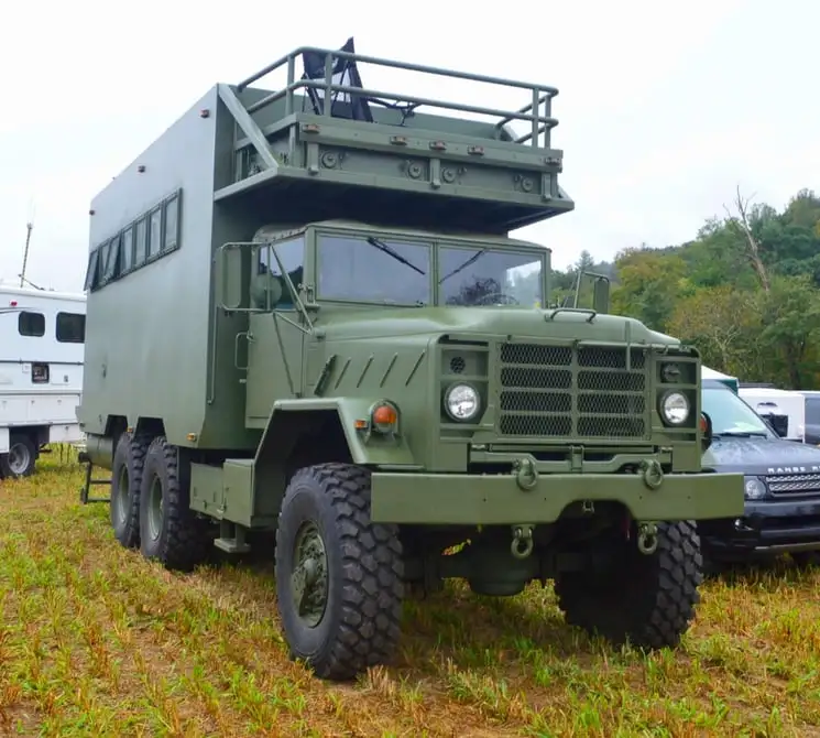 Our favorite feature of the Bravo 1 is the above-cab observation deck accessed via roof hatch