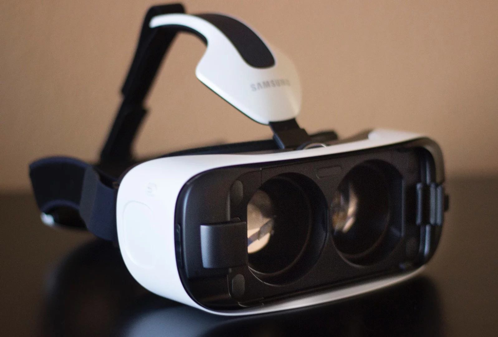 The new Gear VR for the GS6 looks a lot like the first version (for the Note 4) (Photo: Will Shanklin/Gizmag.com)