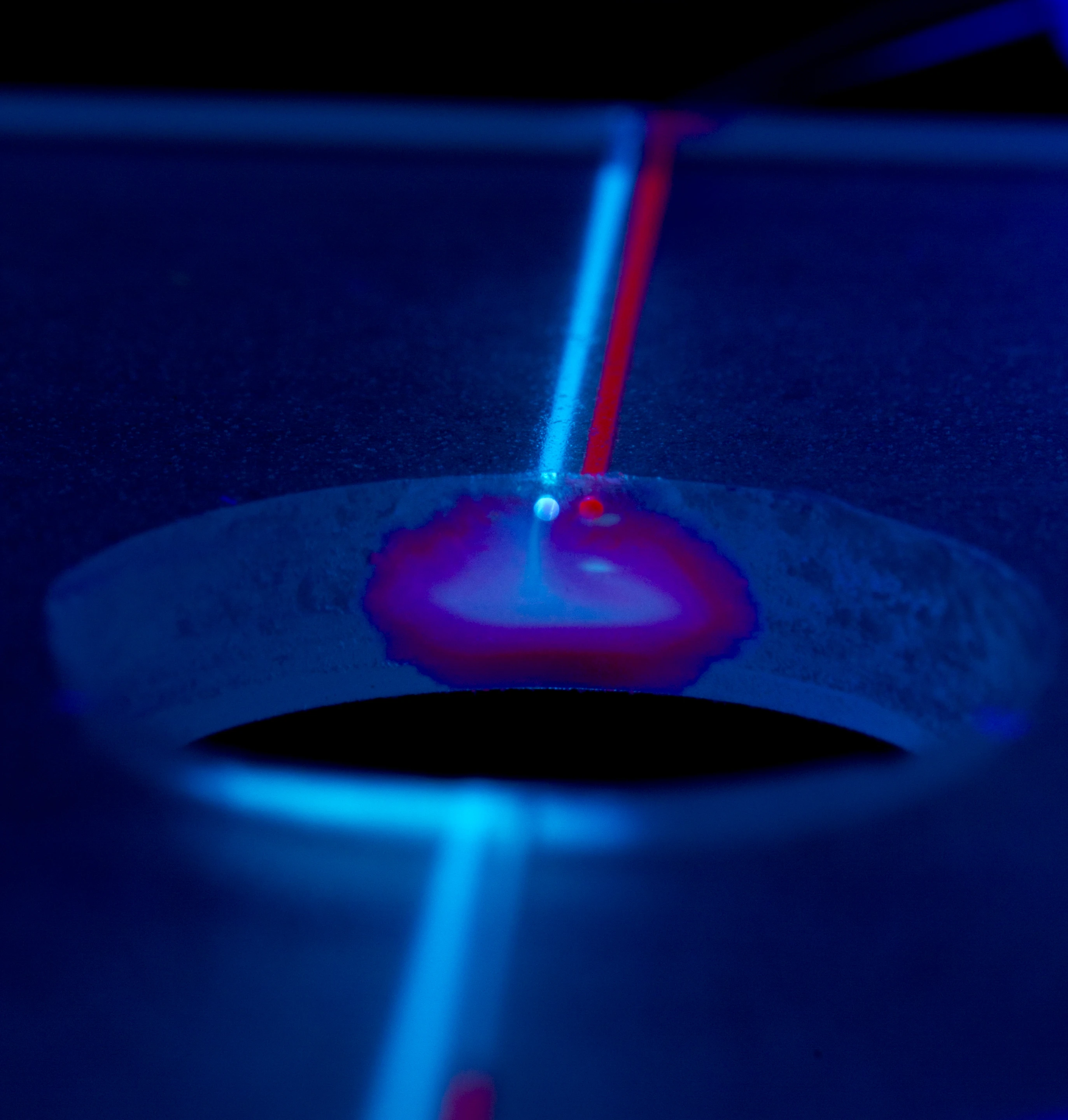 Angled view showing the two streams of gel-forming fluid