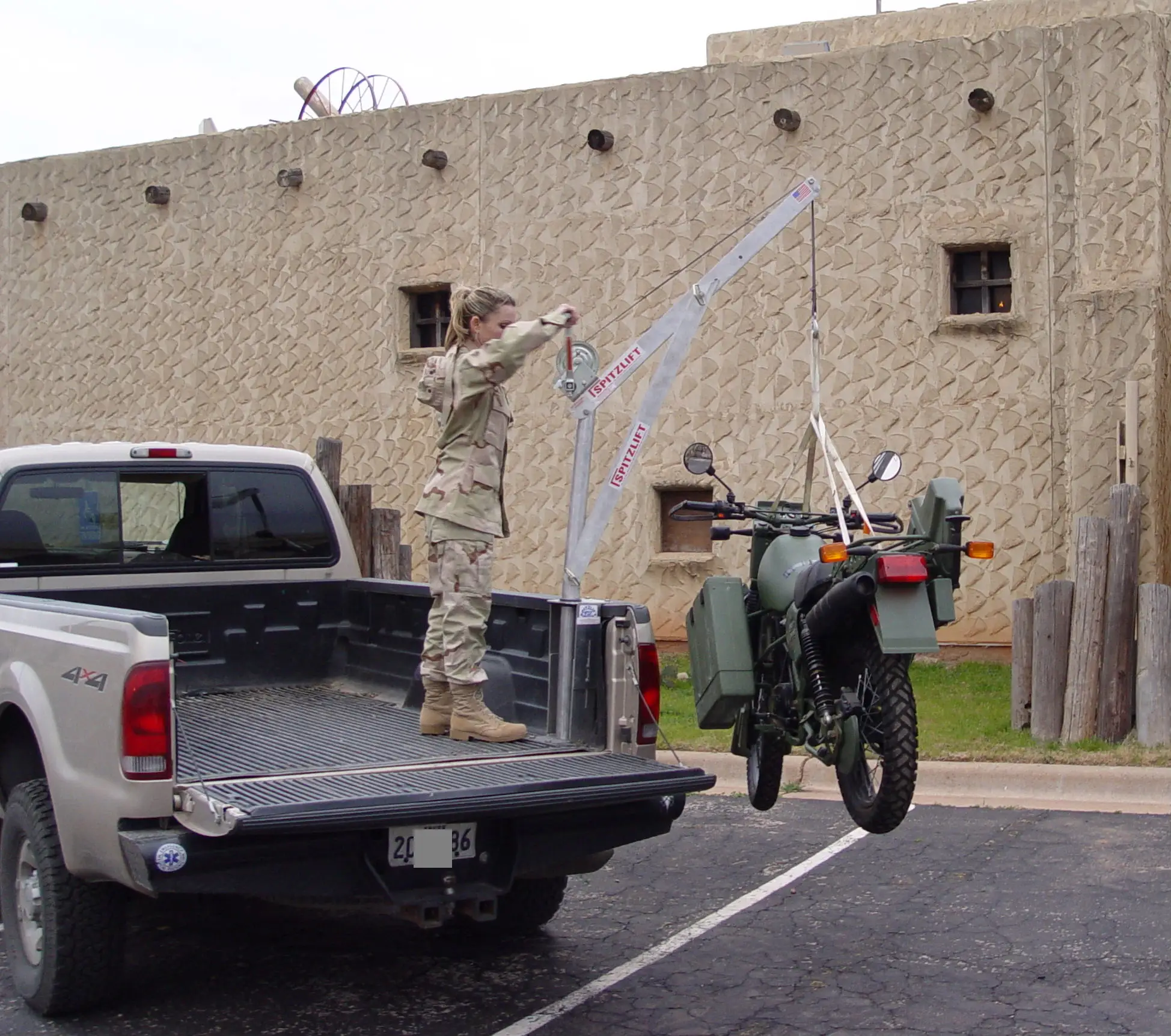 Spitzlift's miniature cranes – manual version used as a bike lift