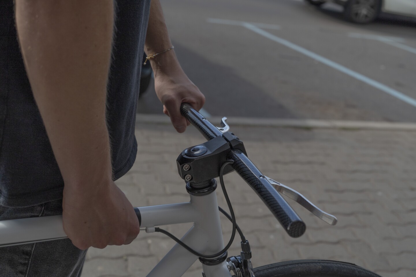 Aintro Handlebars feature integrated internally routed brake levers