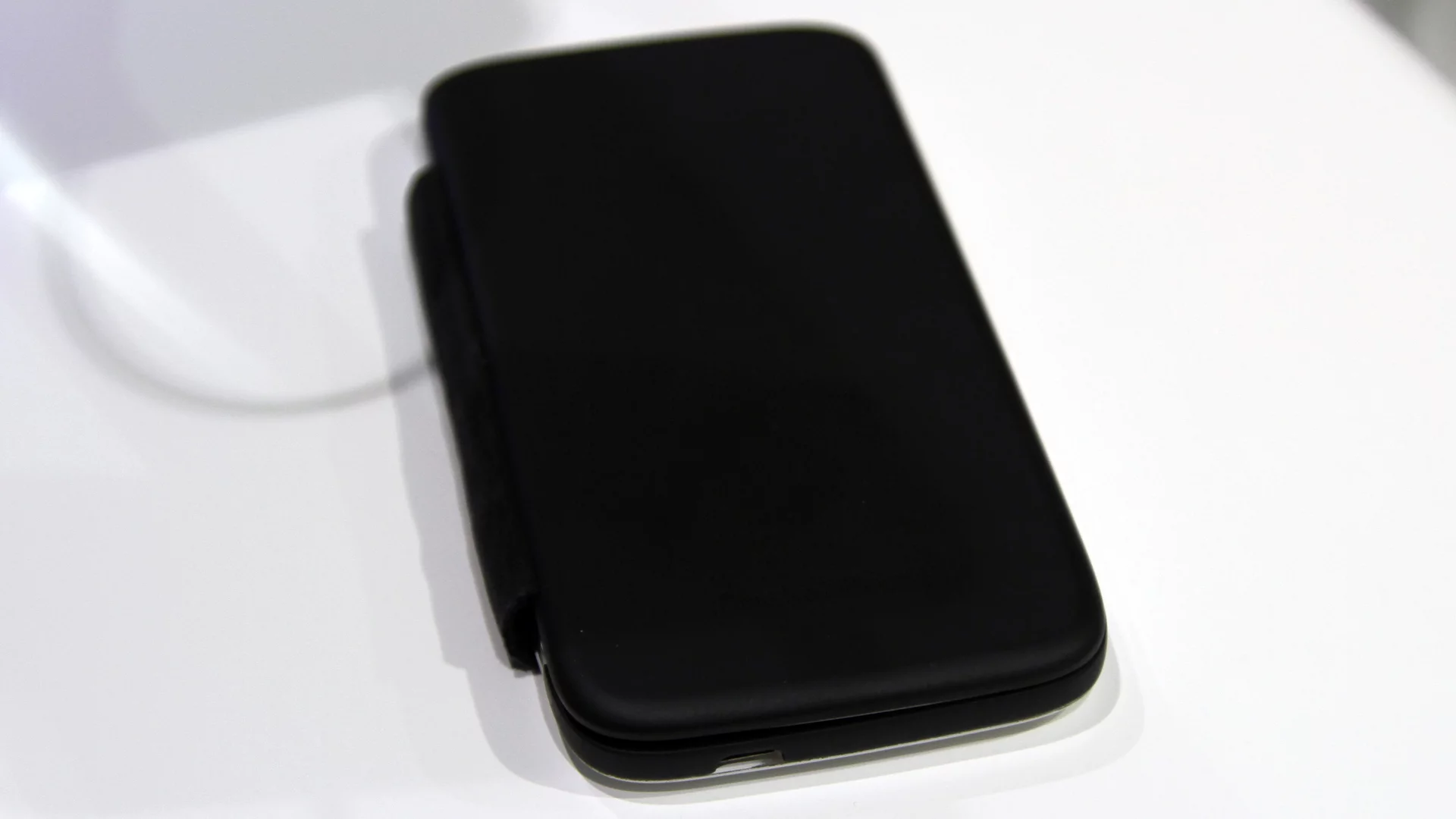 The CoverReader E Ink cover from Pocketbook protectes the phone's screen when not in use (Photo: Gizmag)