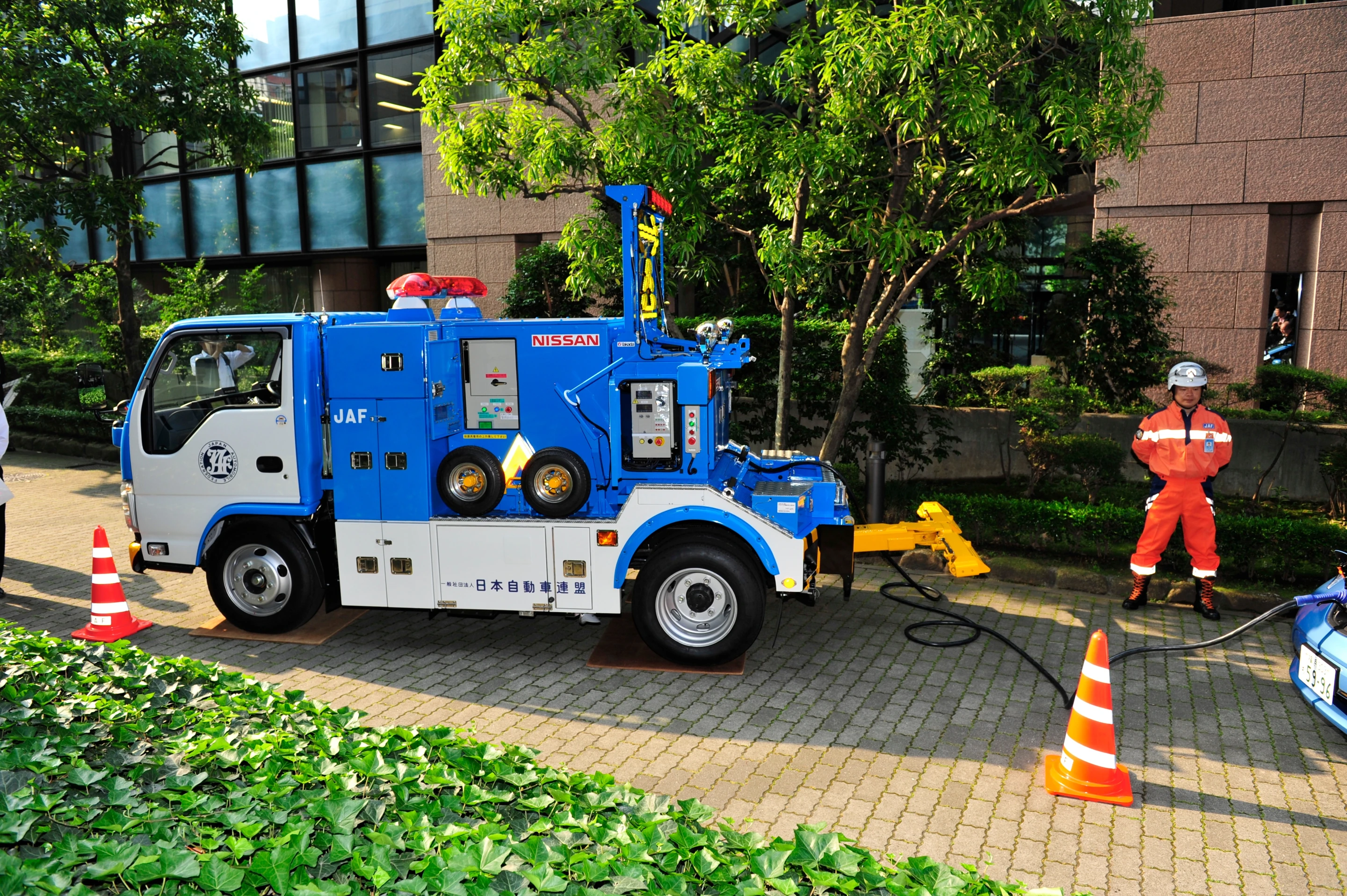 Nissan and the Japan Automobile Federation are currently testing a new roadside assistance vehicle that is able to charge the battery of a stranded electric vehicle (Photo: Nissan)