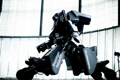 Kuratas: raises and lowers on its four wheeled legs