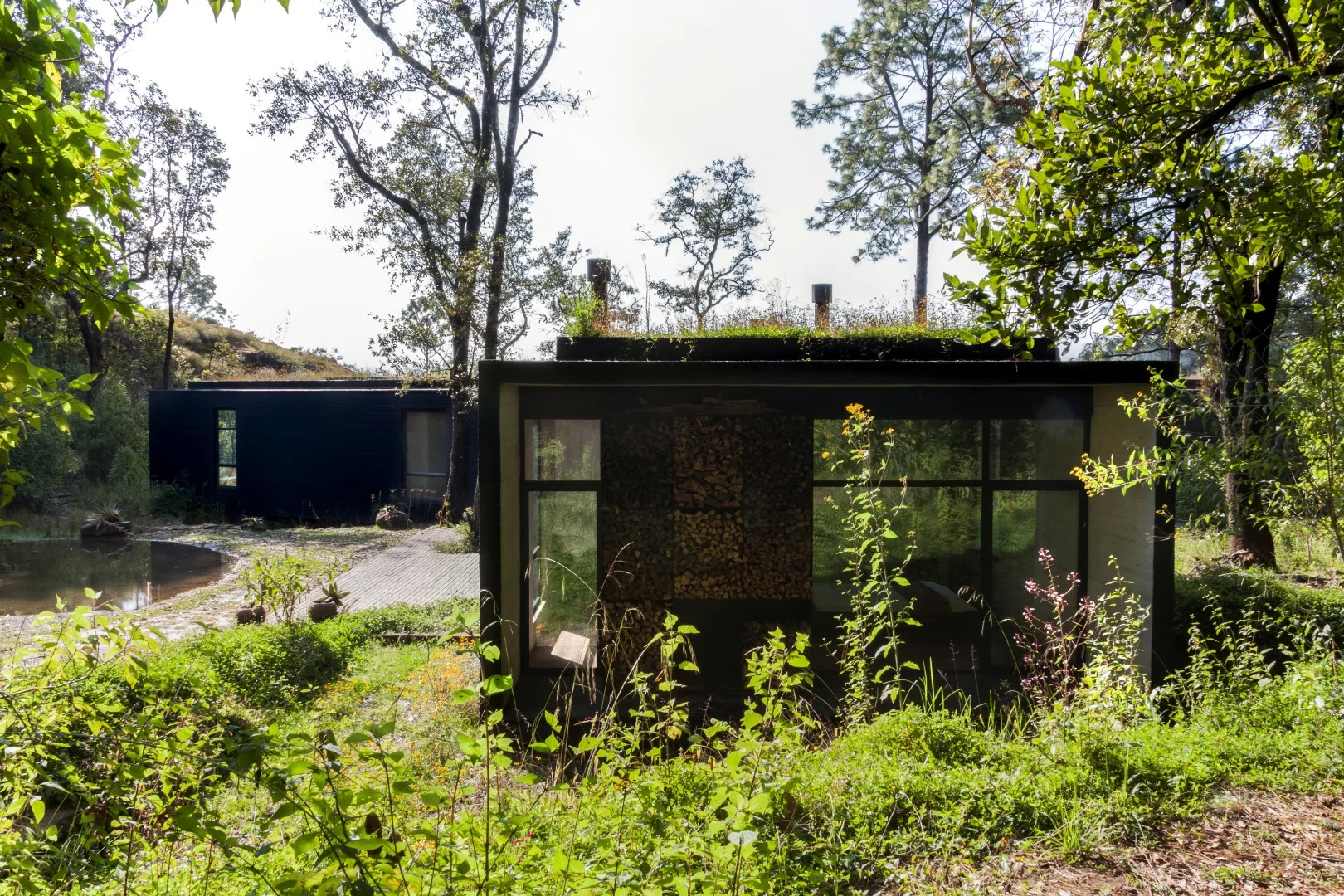 The black paint of the Casa de la Roca is also an effort to blend in with the landscape, with the architects aiming for a “certain anonymity in front of the vegetation and exuberant views”