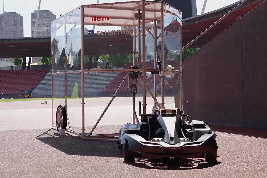 The speed of the go-kart automatically matches the speed of the runner
