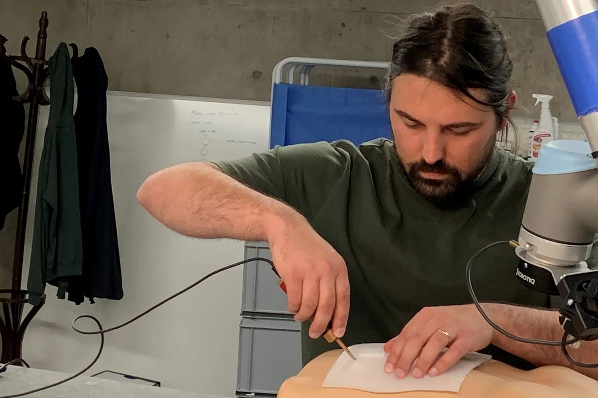 Researchers have developed a force-sensing 'smart scalpel' that can be used to train doctors to perform surgery