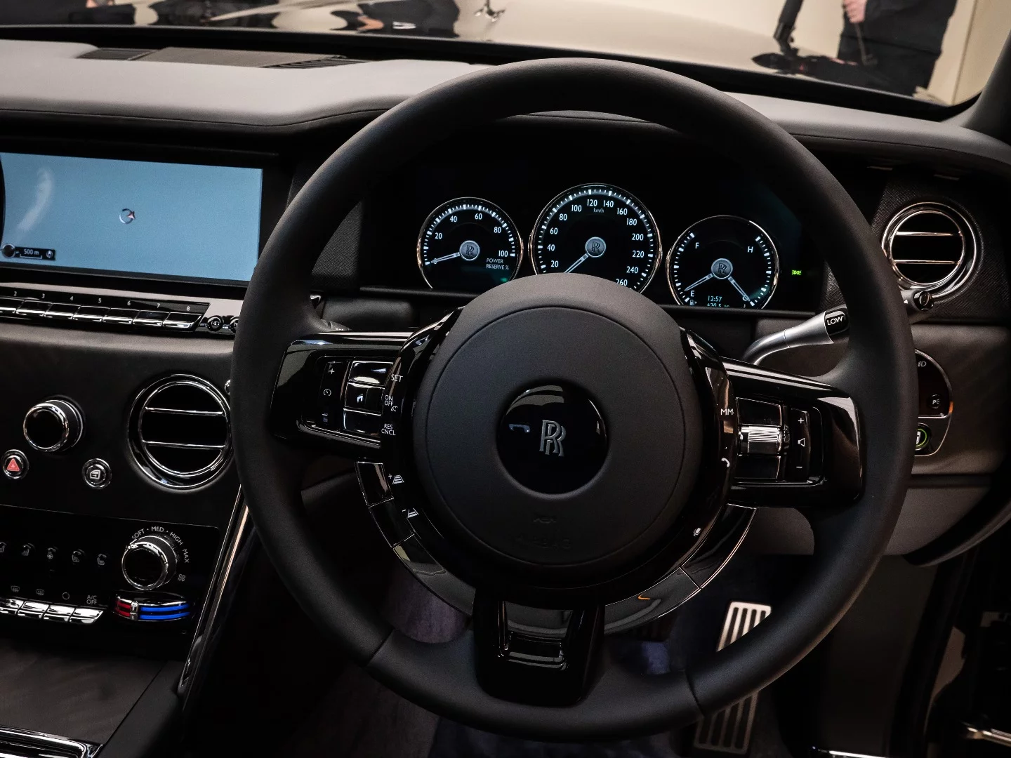 Rolls-Royce Cullinan: dash and steering wheel