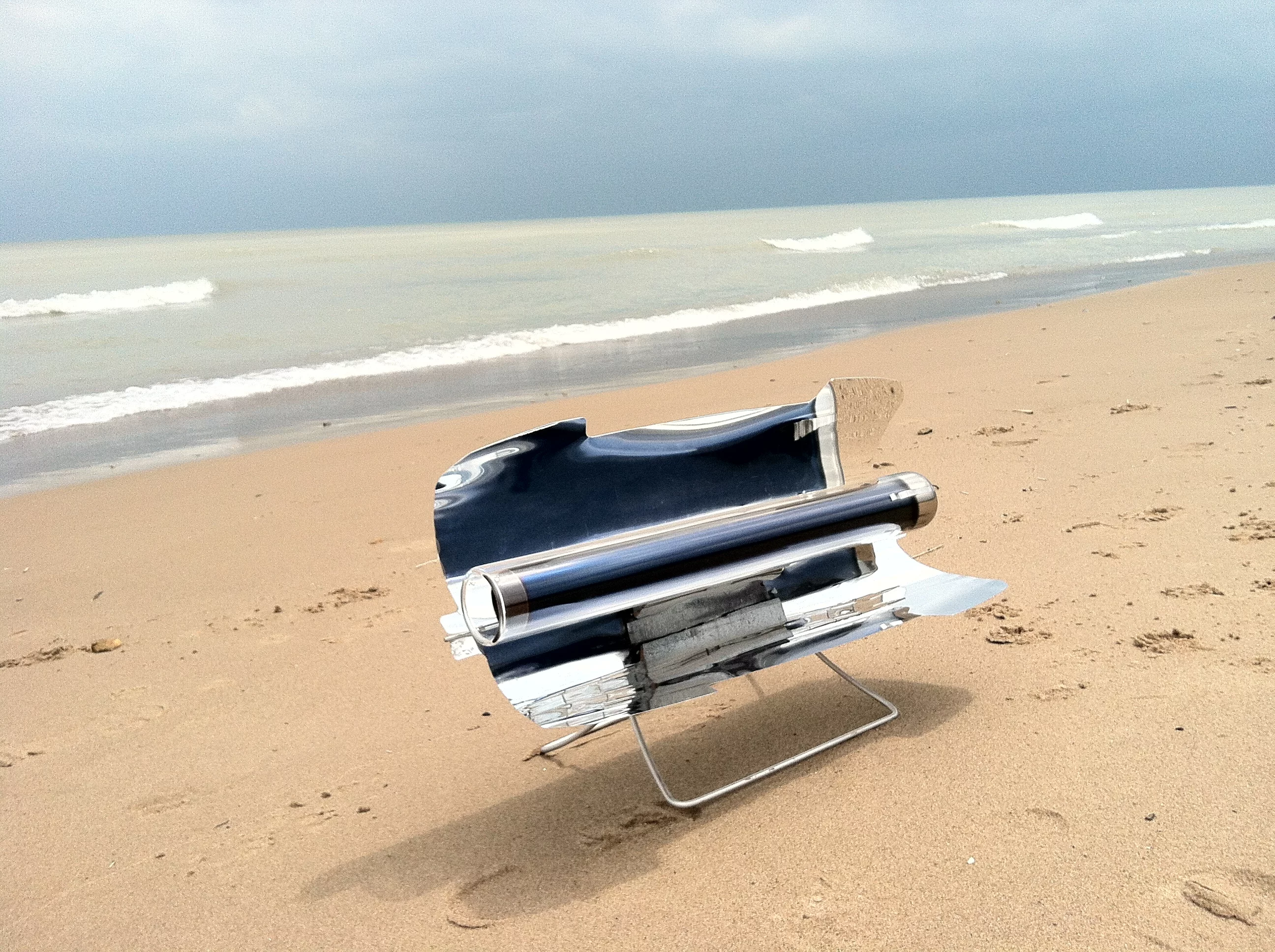 Both the metal stands and parabolic mirrors fold together around the glass tube to form a compact bundle just 8 in (20 cm) tall and 5 in (13 cm) wide