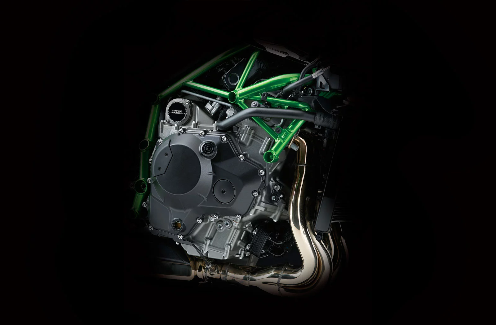 Using a supercharged engine enabled engine design requirements for big power in a lightweight, compact package to be met. Aside from minor differences in the engine unit, and intake and exhaust systems tailored for street use to ensure noise and emissions standards are met, the 200 PS supercharged engine of the Ninja H2 is essentially the same as the over 300 PS engine of the closed-course Ninja H2R, delivering an intense acceleration unlike anything you can experience on a naturally aspirated bike.