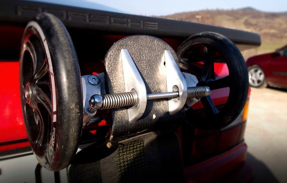 A close view of its spring-loaded front wheel axle