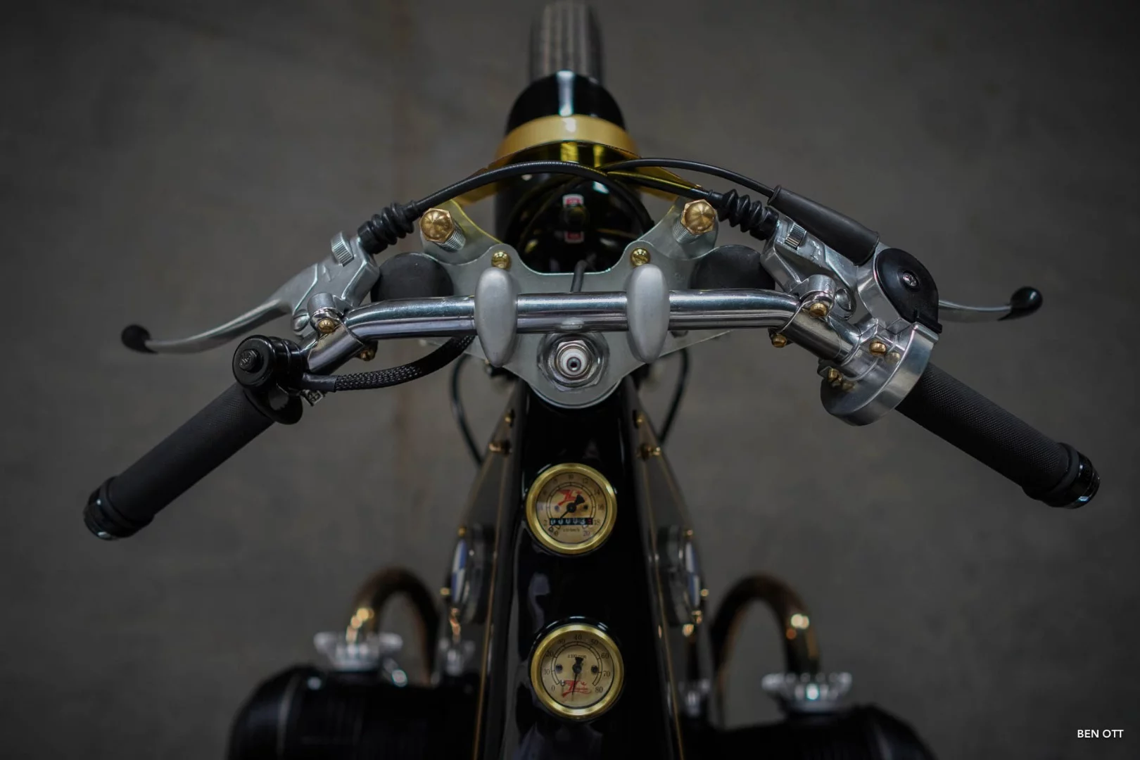 Black Phantom: handlebars and gauges