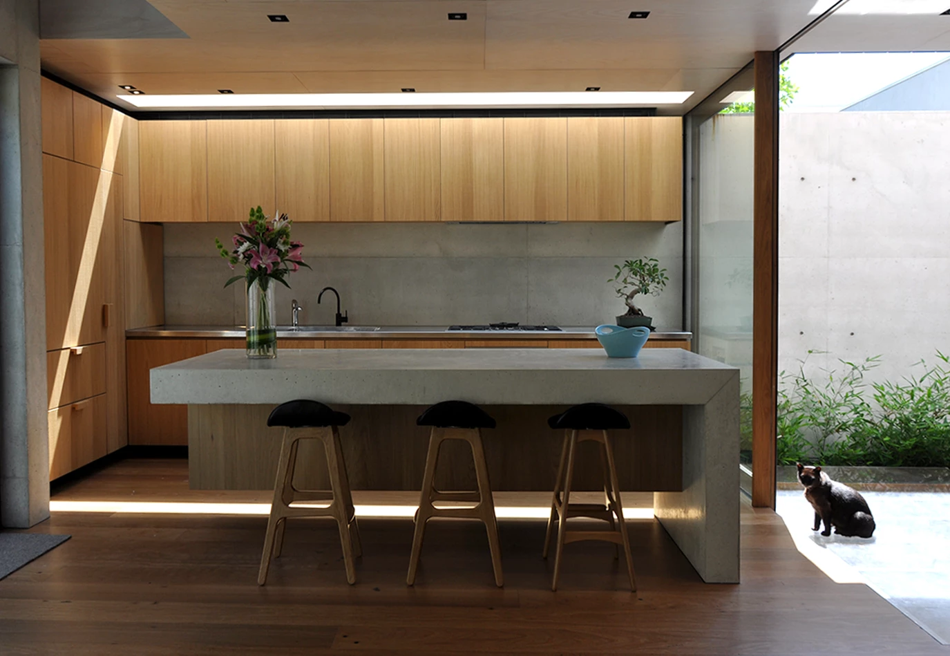 The home's interior design features an impressive "floating" concrete kitchen worktop (Photo: Edoardo Campanale for Gizmag)