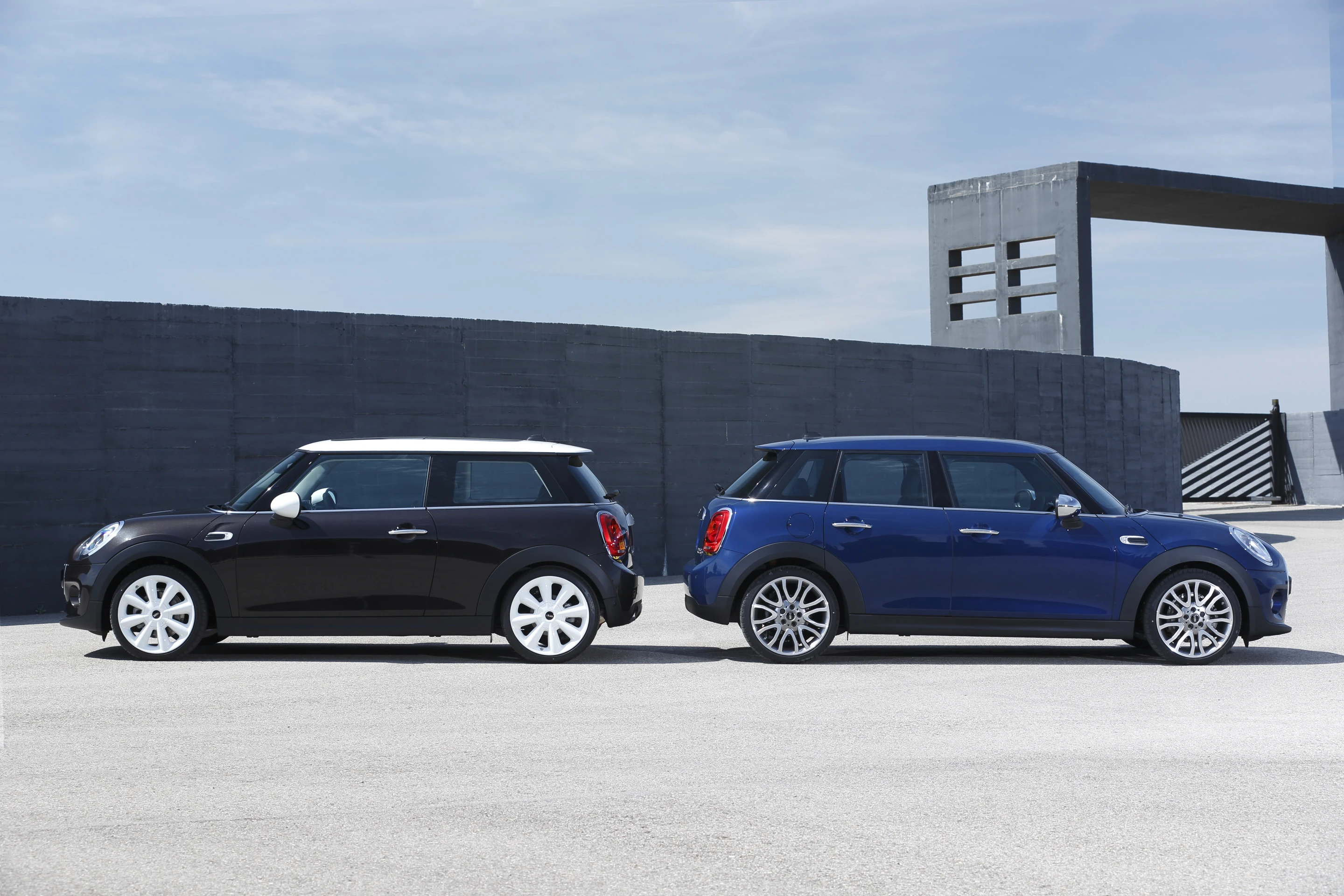 Side comparison of the 5-door and 3-door Minis