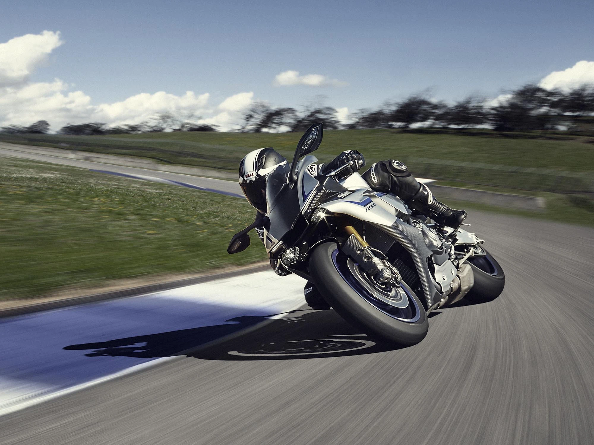 2015 Yamaha R1M - in action on the racetrack