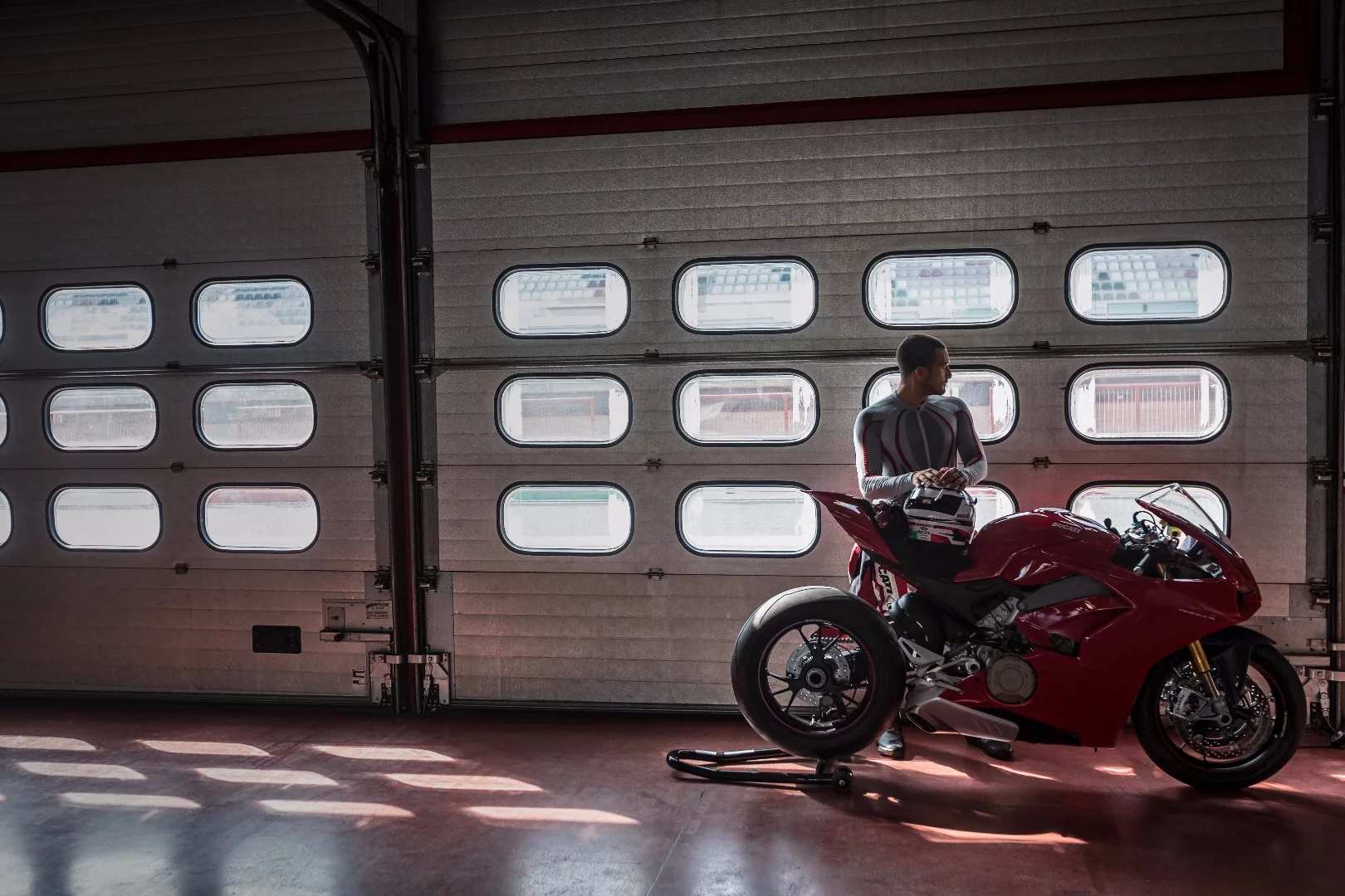 2018 Ducati Panigale V4 S: the new horsepower king of the superbike showroom