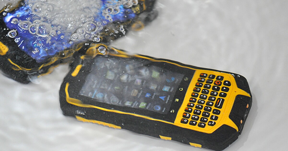 Runbo X3 Android phone is waterproof and made to take a beating