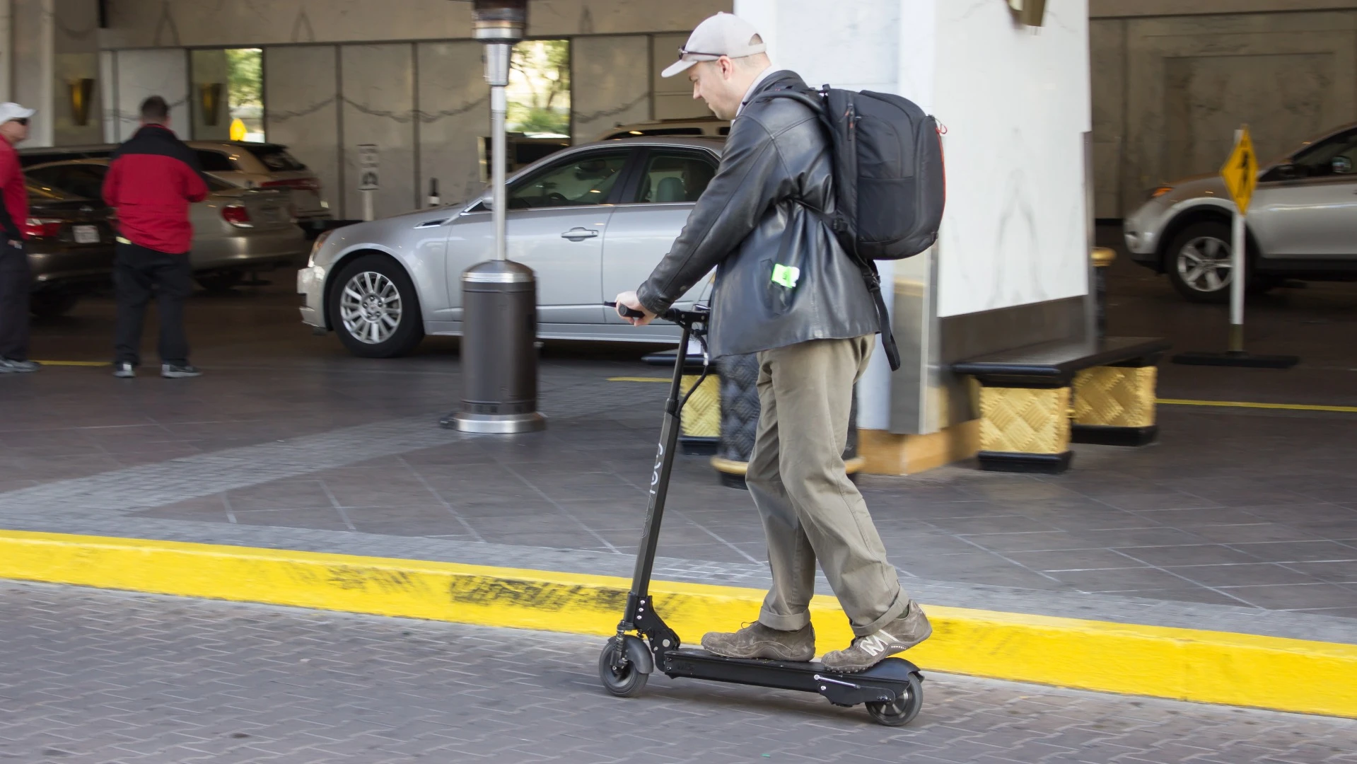 The Ecoreco M5 Air can last up to 20 miles (32.2 km) per charge