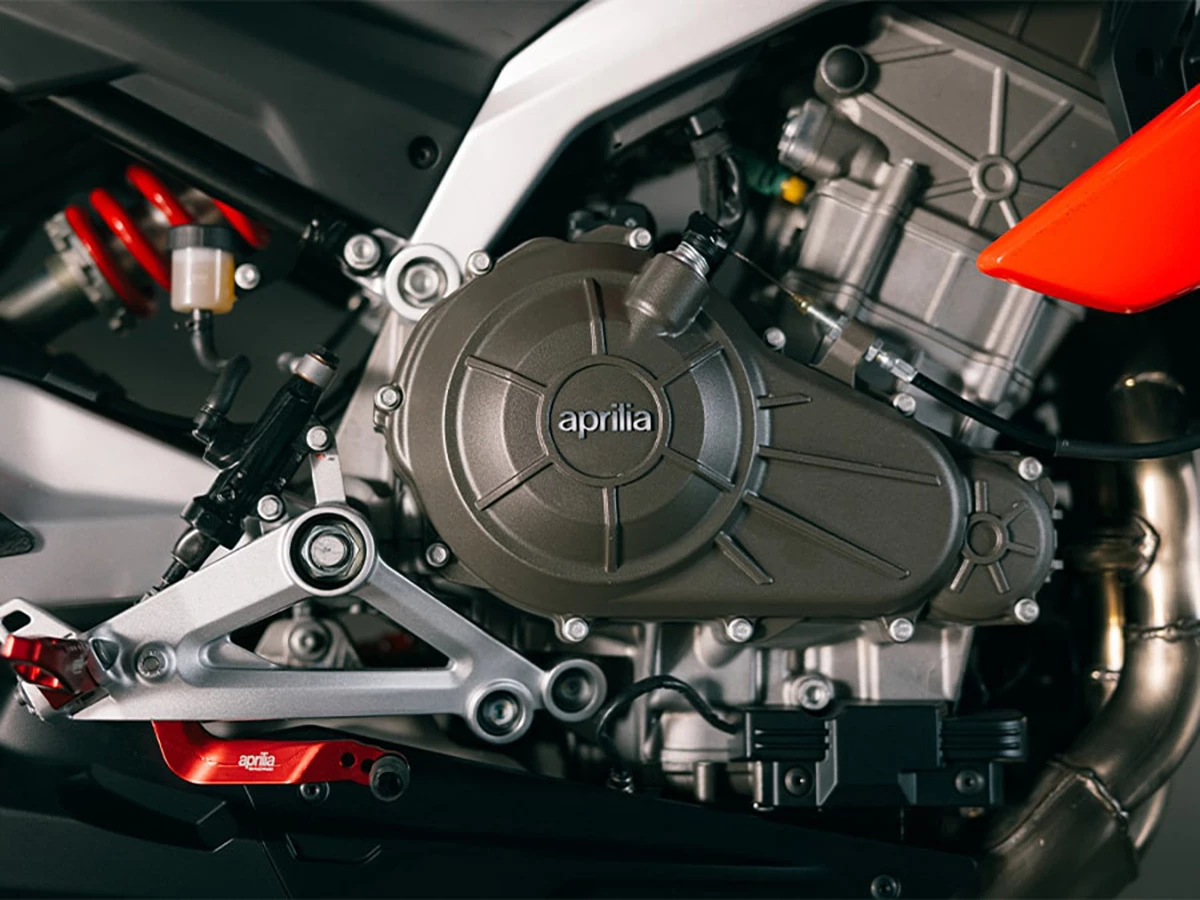 The Tuono 457 shares its twin-cylinder 47.6 hp mill with the RS 457 sportbike