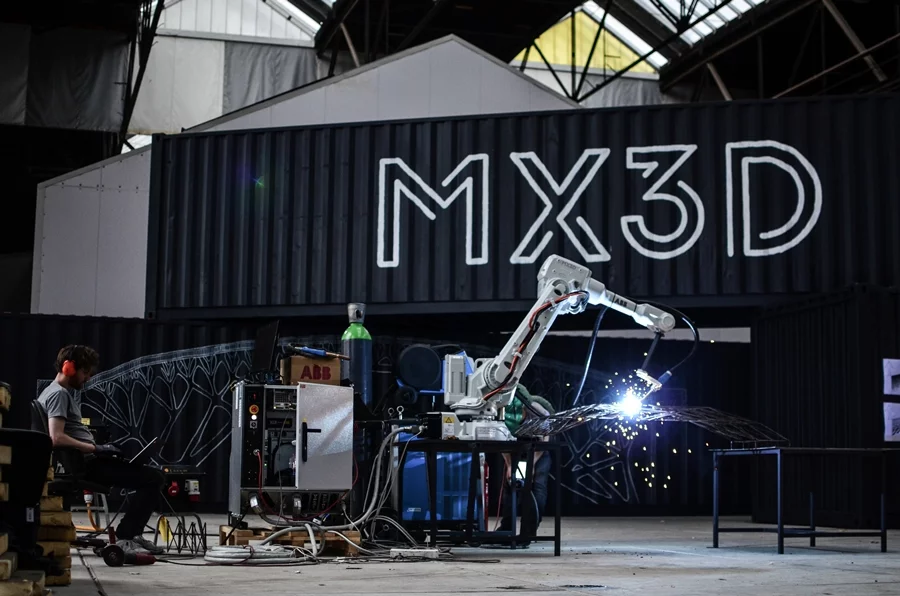 The robots use specially-designed arms that heat up the metal to 1,500° C (2,732° F) before welding the structure