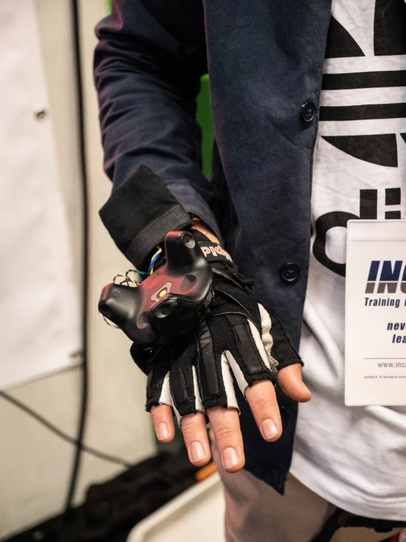 Prototype gloves track how much your fingers curl