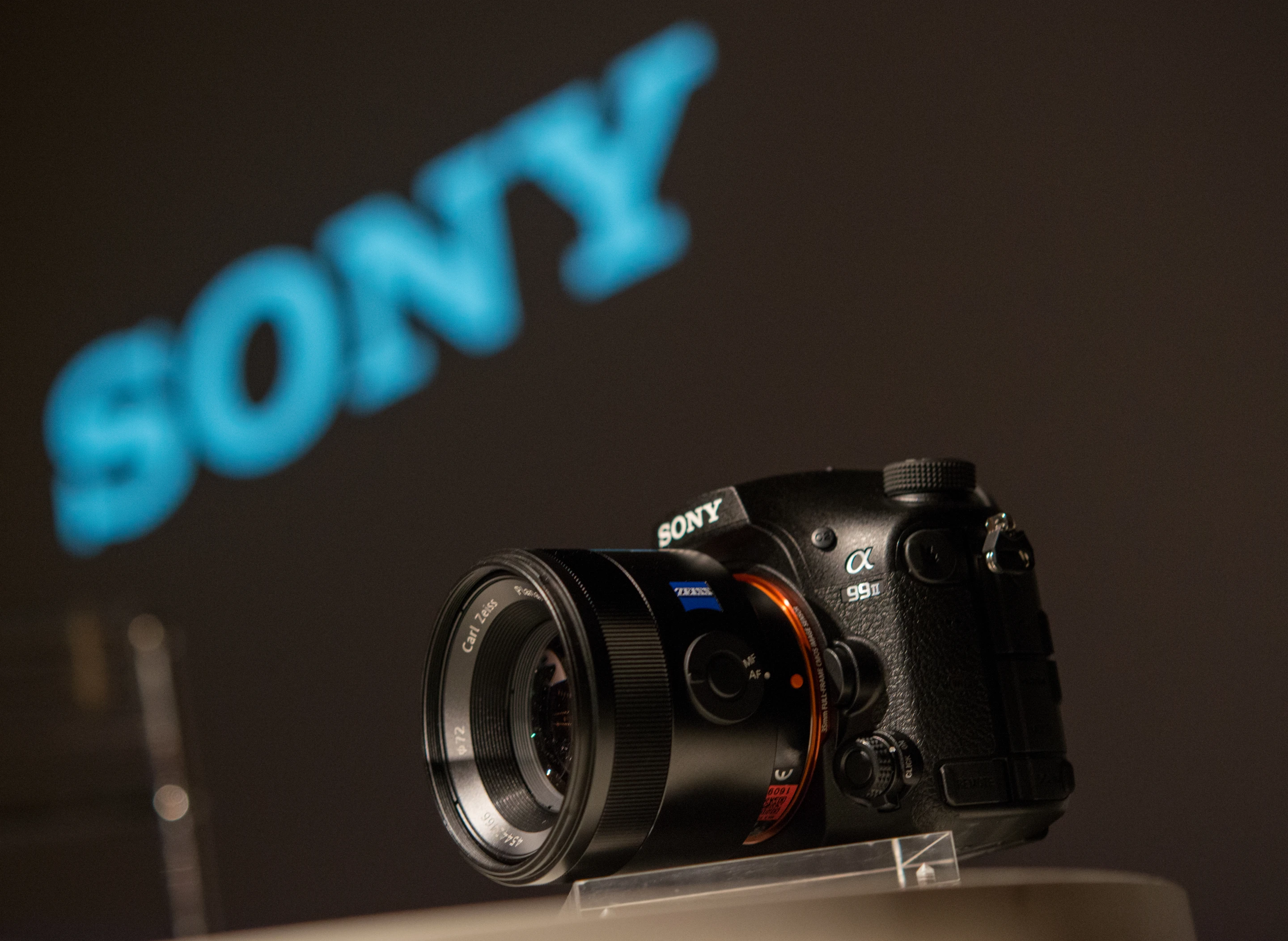 The Sony A99 Mark II promises to be a fast DSLR-like camera aimed wildlife and sports shooters