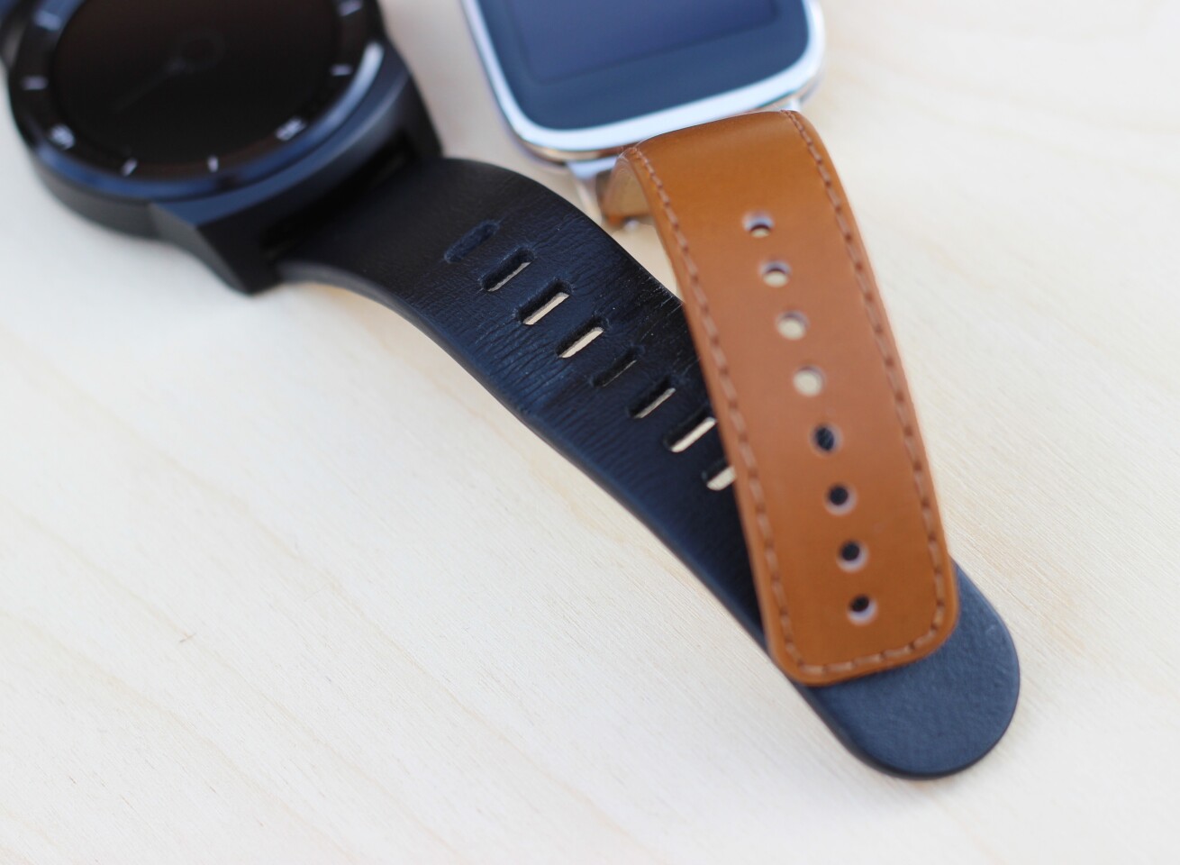 Default bands for both watches (you can swap both of them with standard 22 mm bands) (Photo: Will Shanklin/Gizmag.com)
