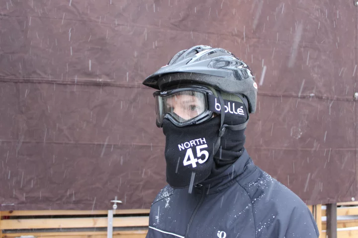 The North45 scarf channels its wearer's breath out the bottom (Photo: Ben Coxworth/Gizmag)