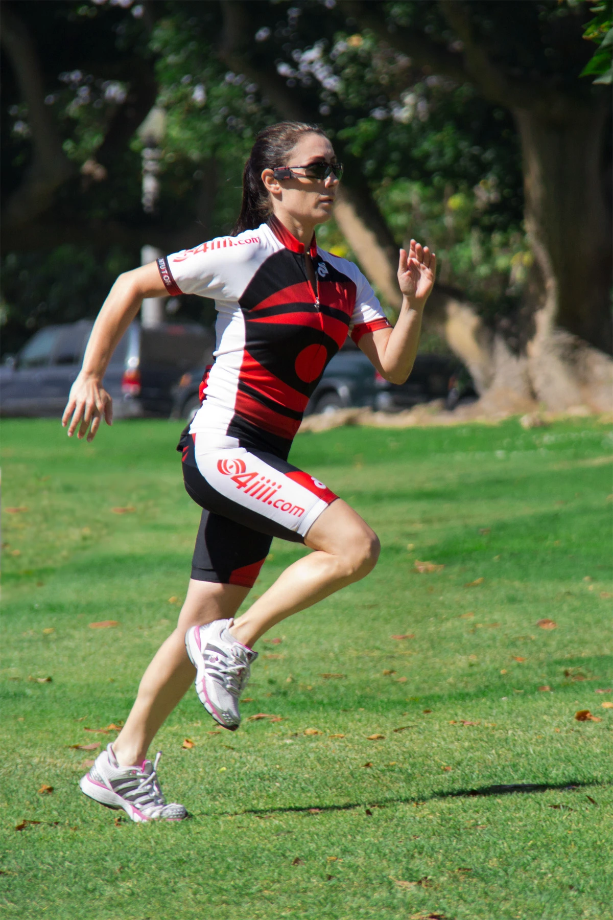 Designed for cyclists and runners, Sportiiiis feeds back critical performance information gathered from ANT monitoring devices via seven multi-colored LEDs and external audio