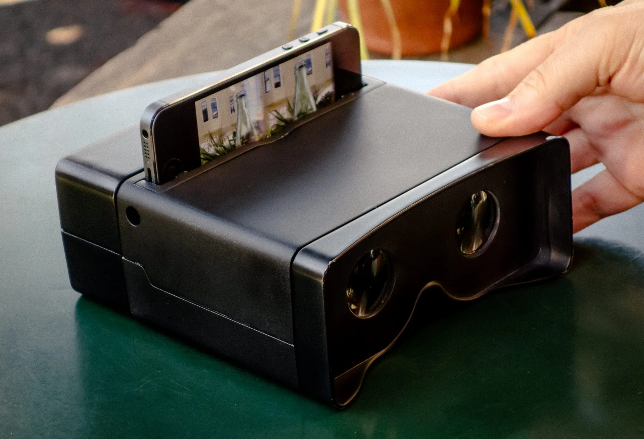 Rather than sliding in a circular reel of images, users slip in an iPhone 4/4S/5 or iPod Touch and look at the screen through a pair or lenses