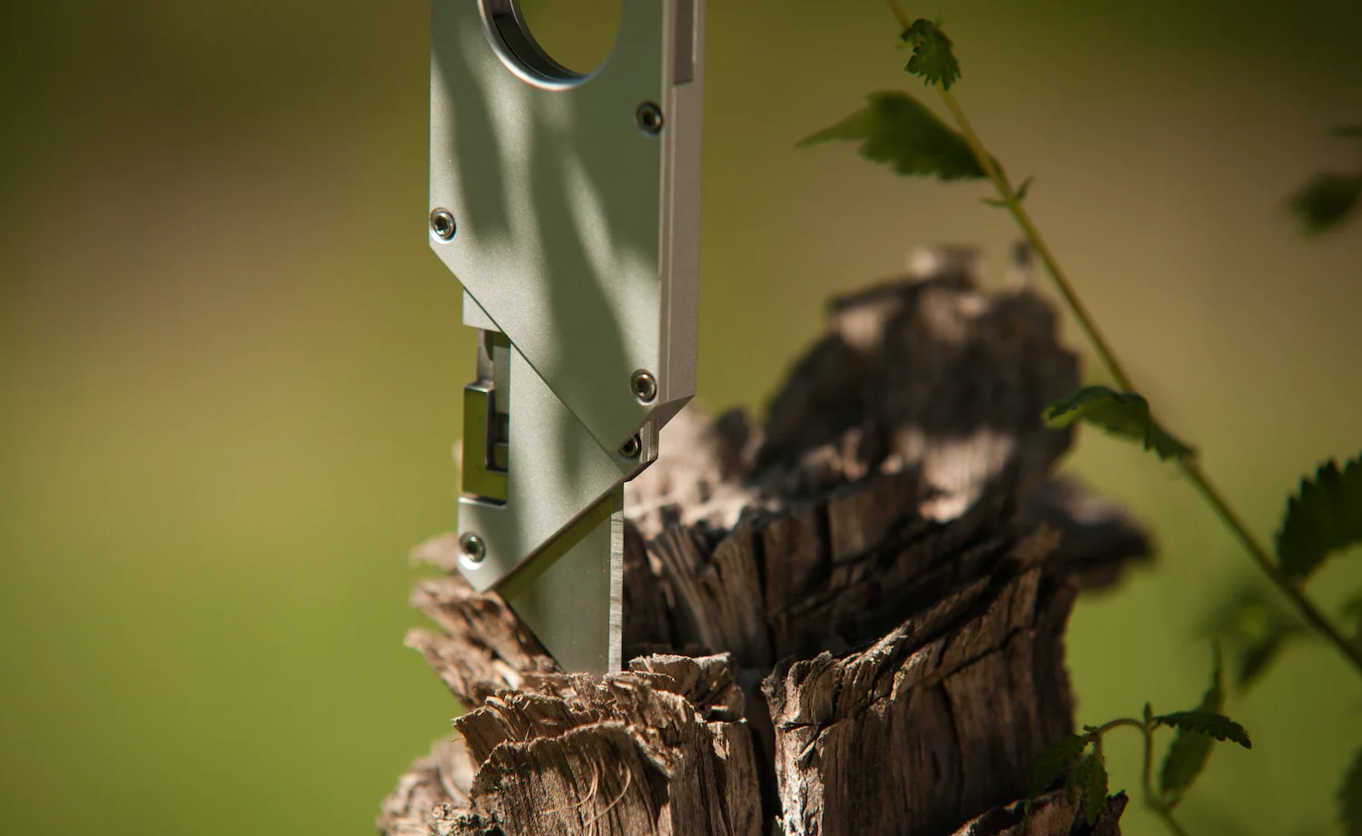 Where the Maker Knife gets particularly interesting is the locking mechanism the deploys and retracts the blade