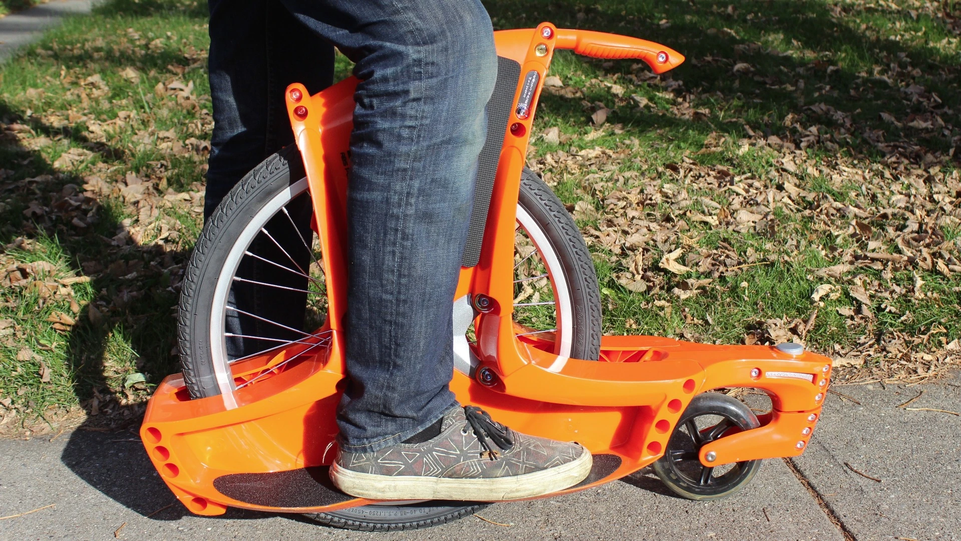There are grip tape-covered foot platforms to either side of the Gauswheel's main wheel, and a carrying handle above it