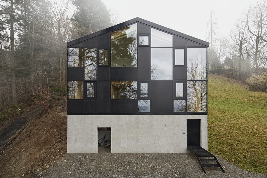 Haus Hohlen was extended by 4 m (13 ft) at the gable end and 1.5 m (5 ft) at the sides