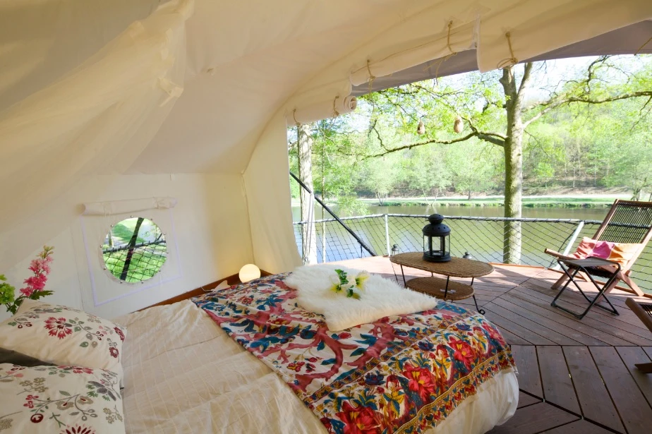 The Dom'Up comes equipped with a UV-resistant double canvas tent shelter