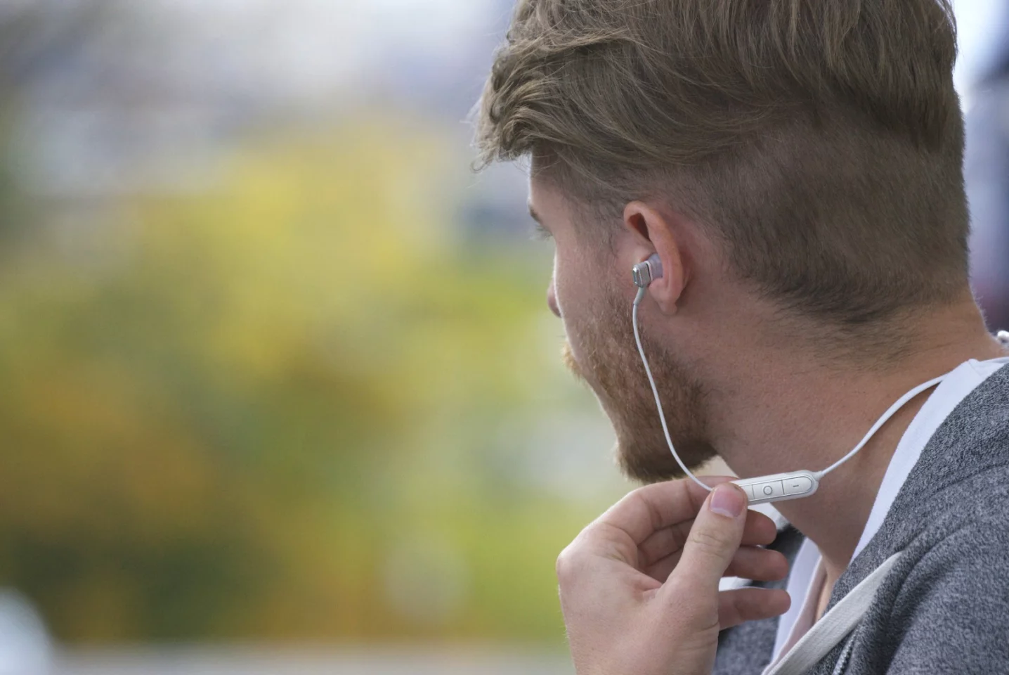 The HelloEar Arc earphones can be connected to a 3.5 mm jack-ended audio cable or a Bluetooth around-the-neck cable