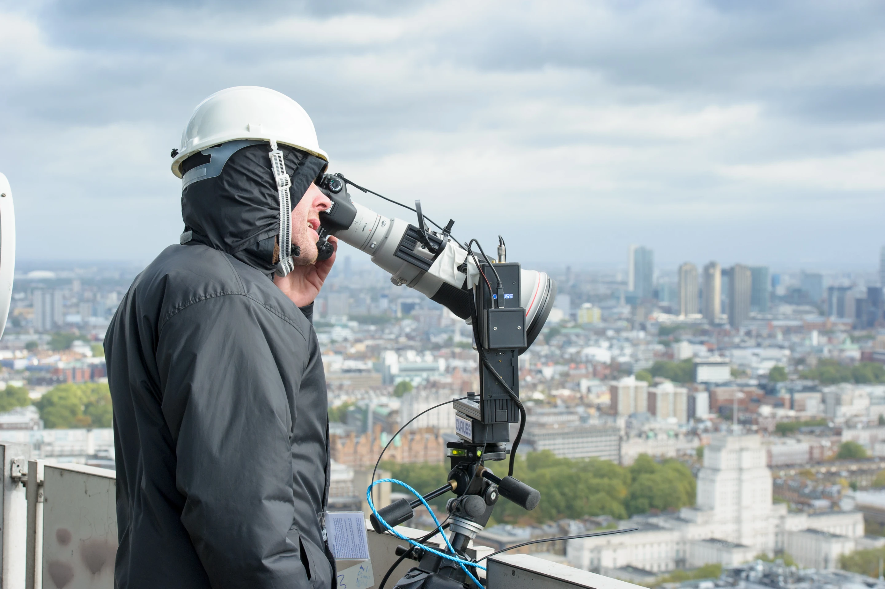 Four camera setups were positioned around the outside platform, each one consisting of a Canon EOS 7D camera outfitted with EF 400mm f/2.8L IS II USM lenses and Extender EF 2x III teleconverters